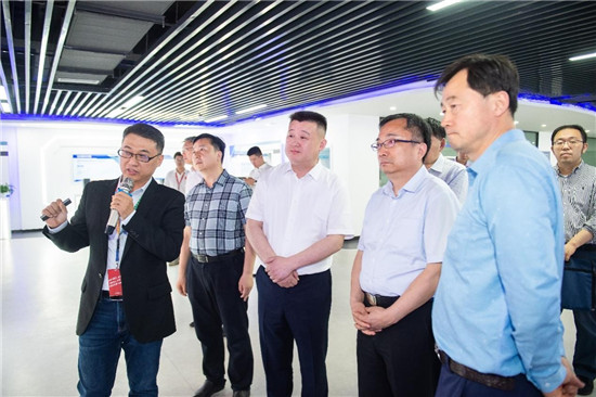 工信部信息技術發(fā)展司謝少鋒司長鼓勵華云數(shù)據(jù)以“信創(chuàng)云基座”為基石構建中國信創(chuàng)產(chǎn)業(yè)生態(tài)