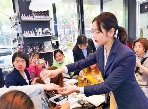 收錢吧商家故事：9年開6家化妝品連鎖，美女老板有秘方