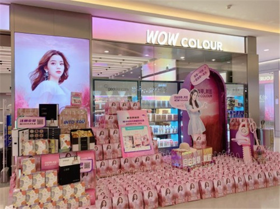 歐陽娜娜攜手WOW COLOUR，演繹真“拔草”夢幻大片