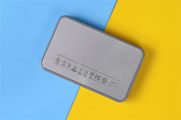 致鈦木星10 1TB移動固態(tài)硬盤，安全高效性能優(yōu)選