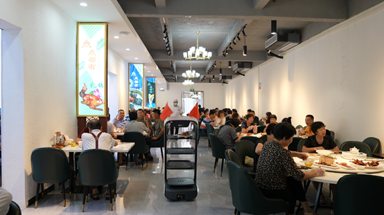 普渡機(jī)器人“歡樂(lè)送”上崗惠州點(diǎn)都有茶餐廳