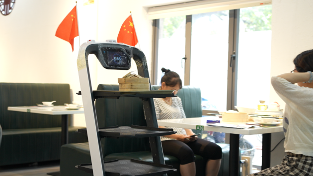 普渡機(jī)器人“歡樂(lè)送”上崗惠州點(diǎn)都有茶餐廳