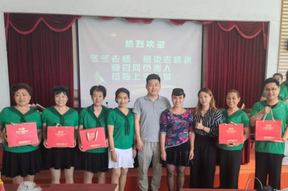 芳華老年潤膚乳贊助上海市冬冬水兵舞義演 點贊銀齡風采