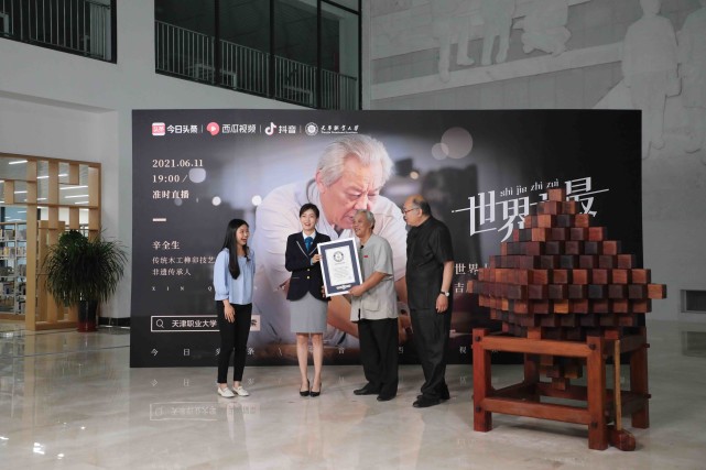 64歲中國木匠大爺打造魯班鎖，成功打破吉尼斯世界紀(jì)錄