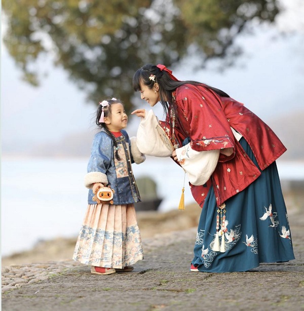 快要抑郁的80后公務(wù)員“寶媽”，自創(chuàng)“國學(xué)手勢舞”在抖音重新綻放