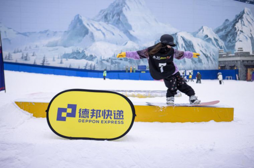 炎炎夏日與“雪友”暢快滑雪，德邦快遞助力淡季滑雪需求