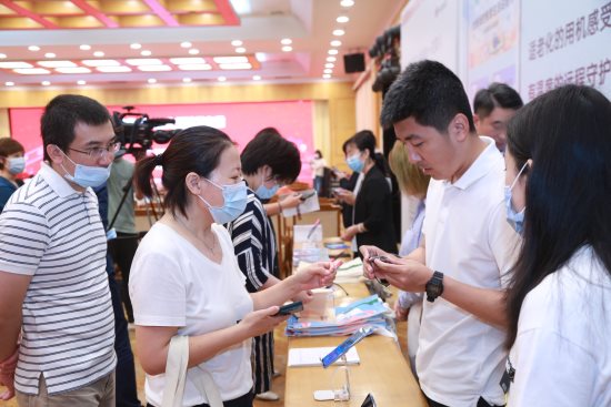 亮相智能終端適老化標(biāo)準(zhǔn)發(fā)布會(huì) vivo“五大招“賦能老年用戶(hù)群
