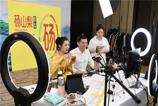 薇婭探訪安徽鳳陽小崗村，再次感受到中國農(nóng)民的敢為人先