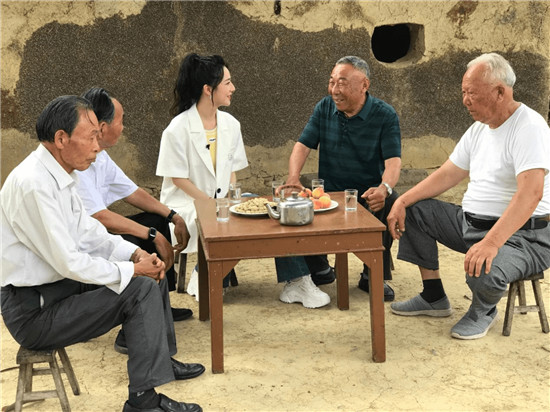 薇婭探訪安徽鳳陽小崗村，再次感受到中國農(nóng)民的敢為人先