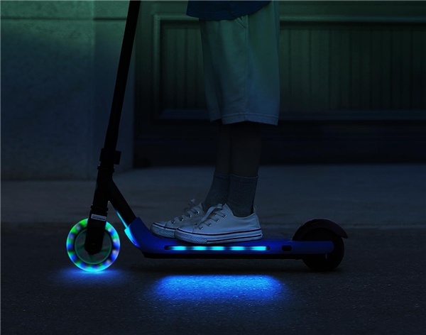 孩子的第一輛電動滑板車，不妨從九號公司的A6開始