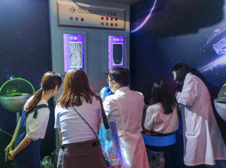 直擊2021淘寶造物節(jié)現(xiàn)場，硬核黑科技可思美電激光生發(fā)儀來啦！