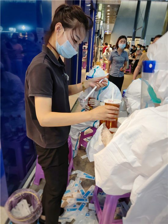 江寧高新區(qū)核酸檢測： 商家、企業(yè)齊助力 共筑疫情防控線。