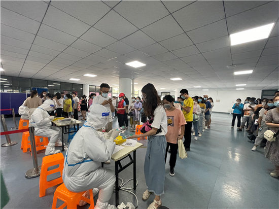 江寧高新區(qū)核酸檢測： 商家、企業(yè)齊助力 共筑疫情防控線。