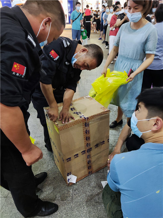 江寧高新區(qū)核酸檢測： 商家、企業(yè)齊助力 共筑疫情防控線。