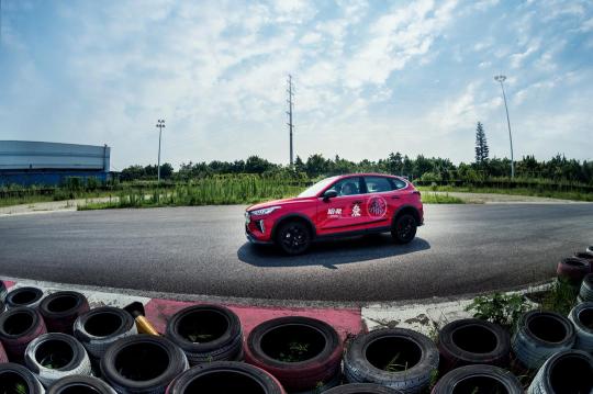 賽道搞事情？ “新次元激擎座駕”哈弗赤兔它來了！