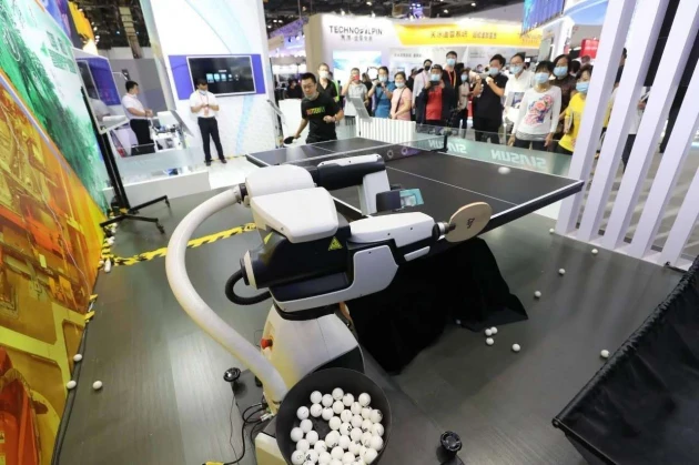 高通5G+AI引擎加持，兵乓球機(jī)器人“龐教練”完全能夠和真人對戰(zhàn)