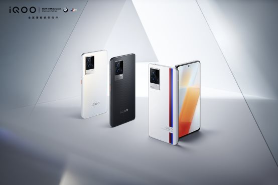 新一代KPL官方用機iQOO 8亮相2021世冠總決賽，iQOO攜手周深強悍助陣