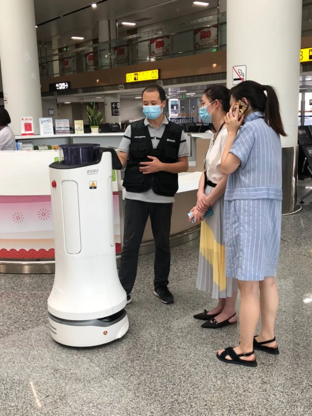 普渡機(jī)器人榮登《深圳僑報(bào)》，盡顯抗疫風(fēng)采