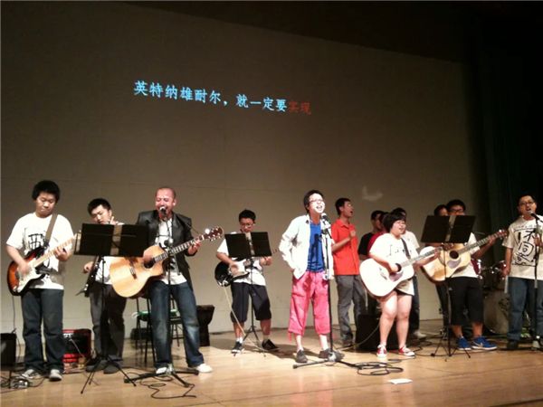 北大畢業(yè)生專職做搖滾科普，獲贊250萬，抖音網(wǎng)友：這很朋克