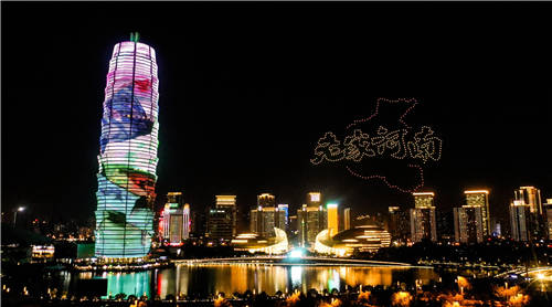 帥爆了！500架無人機(jī)表演在大玉米點(diǎn)亮鄭州，助力HUAWEI nova9系列發(fā)布
