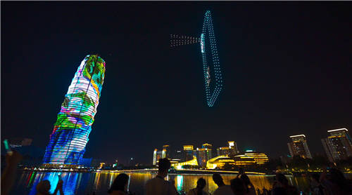 帥爆了！500架無人機(jī)表演在大玉米點(diǎn)亮鄭州，助力HUAWEI nova9系列發(fā)布