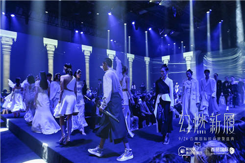 群星齊聚點(diǎn)亮百麗秀場，2021“幻燃 新履”年度大秀華麗上演
