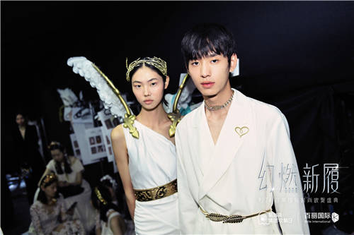 群星齊聚點(diǎn)亮百麗秀場，2021“幻燃 新履”年度大秀華麗上演