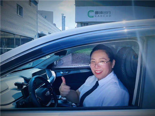 國慶的千百種生活，網(wǎng)約車司機(jī)在路上