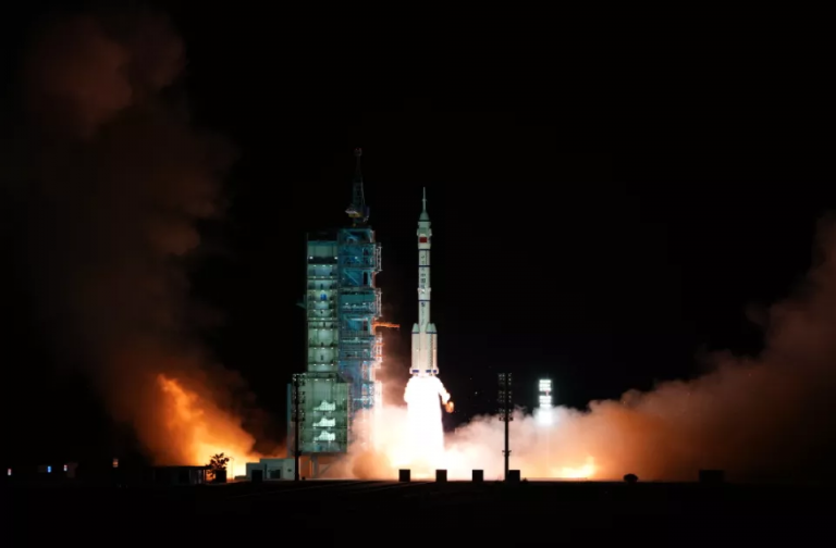 全網(wǎng)沸騰：神舟13號發(fā)射圓滿成功，小刀電動車千里騎行現(xiàn)場見證