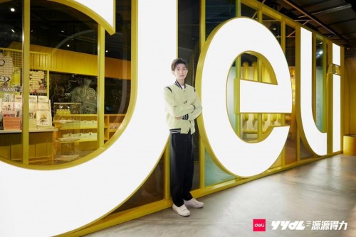 得力首家快閃店潮聚魔都TX淮海，代言人王源驚喜空降