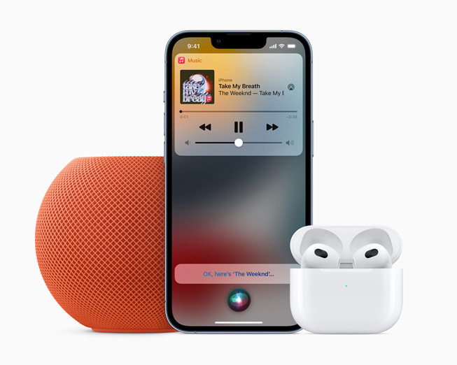 Siri 在連接到 AirPods 和 HomePod mini 的 iPhone 上播放 Apple Music 中的歌曲。