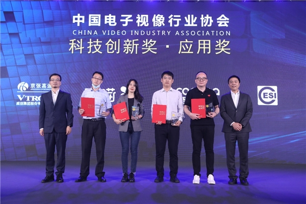 TCL 98X9C巨幕智屏拿下「科技創(chuàng)新獎」，網(wǎng)友：實至名歸