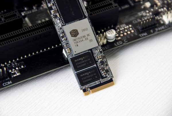 朗科絕影N950E Pro固態(tài)硬盤評測：獨(dú)立緩存搭配個性散熱馬甲，確保性能高速穩(wěn)定