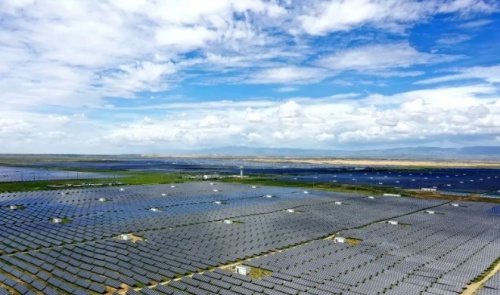 億利集團(tuán)王文彪深耕光伏治沙，助推國家大型風(fēng)電光伏基地開工建設(shè)