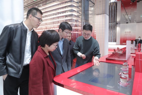 新華社民族品牌工程探訪小仙燉旗艦店，認(rèn)可其對(duì)線下模式創(chuàng)新