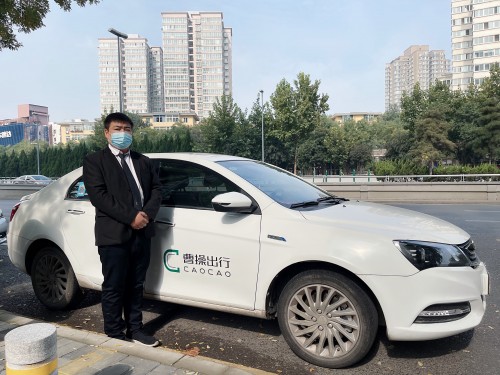 遇路人突發(fā)疾病，曹操出行司機智闖紅燈緊急送醫(yī)