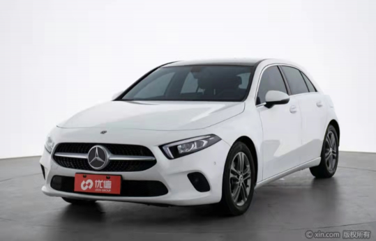 優(yōu)信二手車西安賣場(chǎng)提貨奔馳，豪車夢(mèng)終于落地實(shí)現(xiàn)