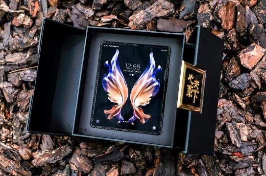 科技界的交響樂(lè)大師——心系天下三星W22 5G