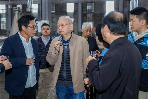 ?就在秋糖前，一批白酒泰斗密集調(diào)研了江小白