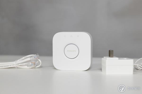 飛利浦 Hue 電競桌面：聲光同步！氛圍感拉滿！