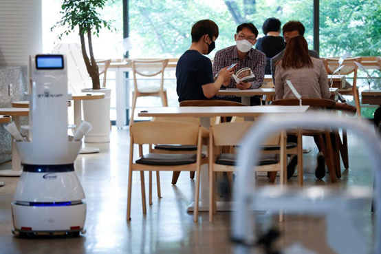 攜帶滾燙食物穿梭餐廳，送餐機(jī)器人解決韓餐廳頭疼難題