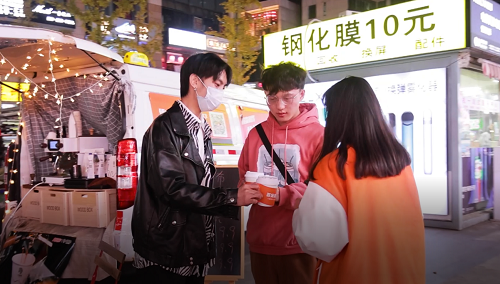 貨拉拉竟然可以這么潮！流動咖啡車引發(fā)路人打卡拍照