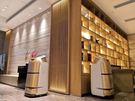 當(dāng)酒店機器人遇到電競酒店 科技感爆棚！