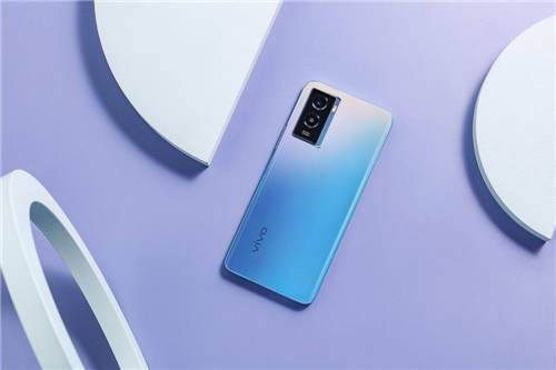 1399元起，vivo Y55s憑6000mAh大電池成新續(xù)航標(biāo)桿