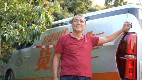 “芽菜大王”轉(zhuǎn)行成為貨拉拉司機 每天小目標(biāo)超額完成