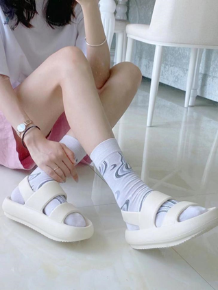 8分以上的街拍穿搭，一定離不開這雙優(yōu)調(diào)917涼拖！