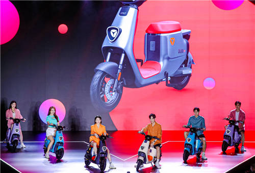 6990 元至 19800元，雅迪高端 VFLY 系列電動(dòng)車發(fā)布