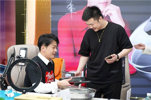 了解用戶的心思，辛巴辛有志憑的是他的豐富經(jīng)歷