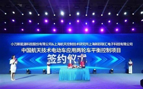 95后女生騎小刀環(huán)游青島，續(xù)航與顏值具備讓小刀與年輕人一同出行