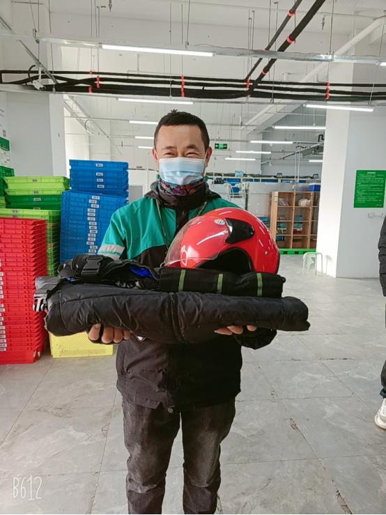 北京降雪  叮咚買(mǎi)菜為小哥準(zhǔn)備保暖衣物、紅糖姜茶等全套防寒物資